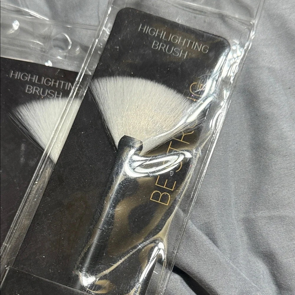 NWT Highlighting Makeup Brush Set